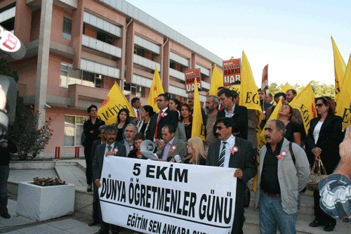5 Ekim Dünya Öğretmenler Günü'nde Sorunlarımıza Kalıcı Çözümler Üretilmesini Talep Ediyoruz!