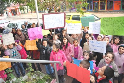 Öğrencilerden "Öğretmenimizi Geri Ver" Eylemi