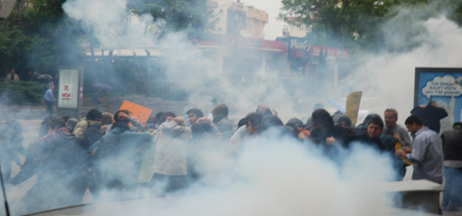 Ankara’da Hükümeti Protesto Etmek İsteyen Öğrencilere Yönelen Polis Şiddetini Kınıyoruz!