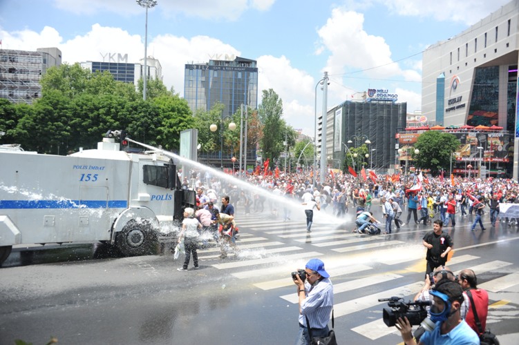 Demokrasi ve Özgürlük İçin Yarın İş Bırakıyoruz!