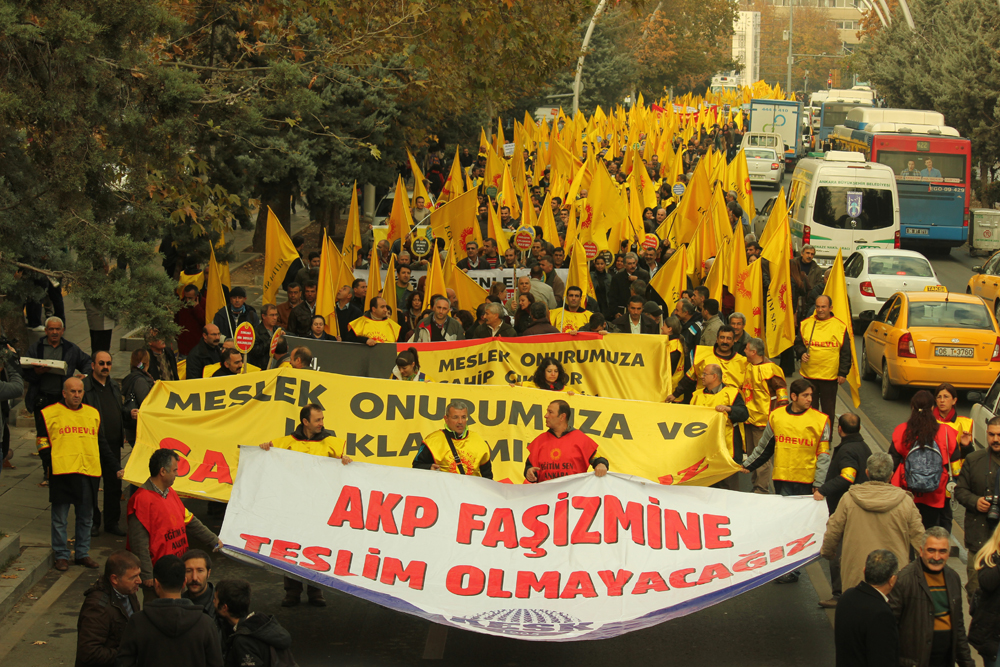 Eğitim Emekçileri Direniyor!
