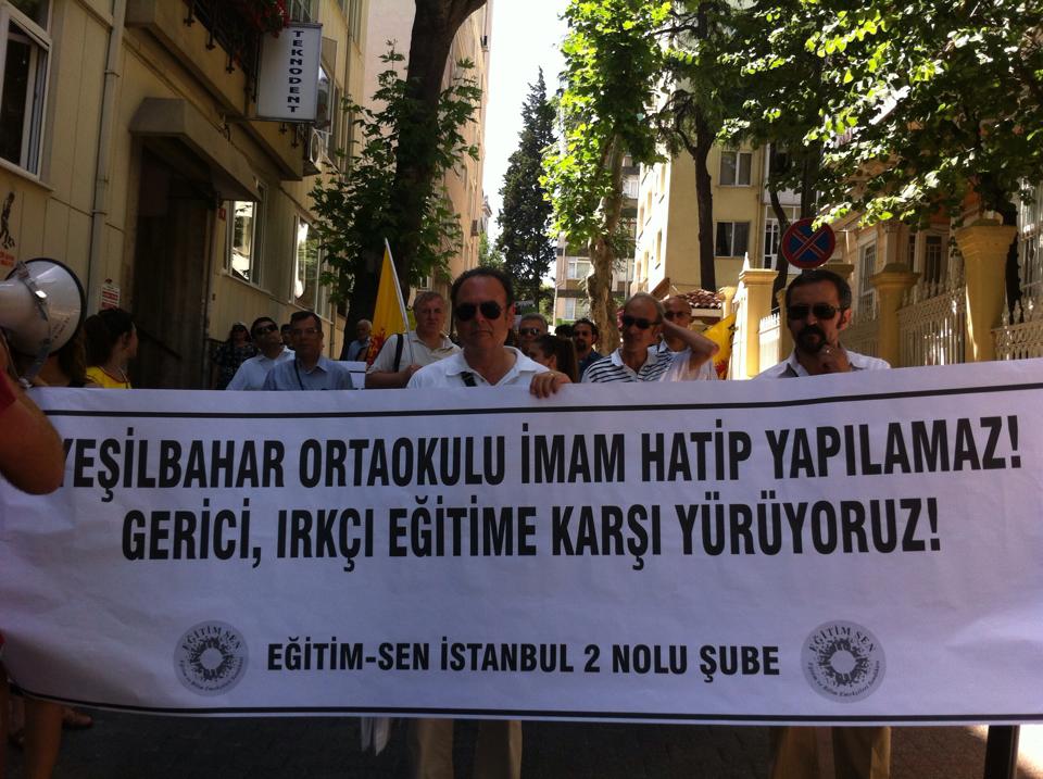 Kadıköy'de Üç Okul Daha İmam Hatip'e Dönüştürülüyor: 'Amaç Kadıköy'ü Dönüştürmek'