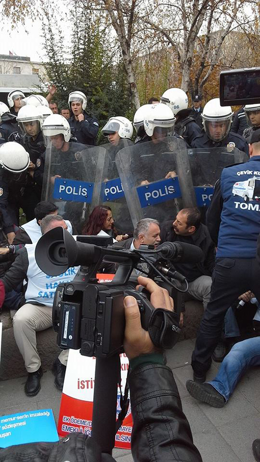 Polis, Sağlık Emekçilerinin Bütçe Taleplerine Gaz Bombası ile Saldırarak Yanıt Verdi!