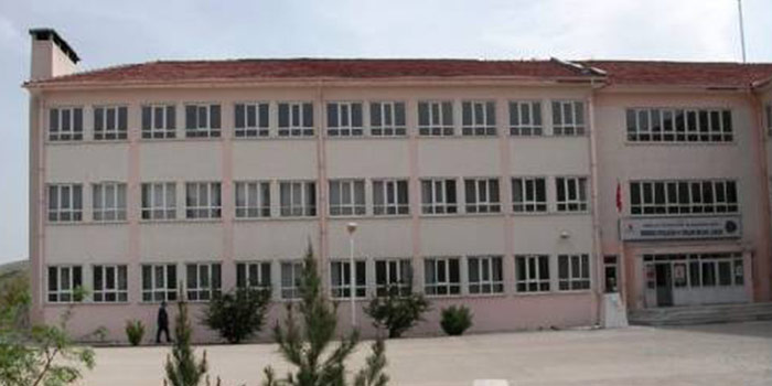 Zehra - Emine Öçgüder Anadolu Teknik ve Meslek Lisesi’nde Öğretmenler Sürgün Edildi.