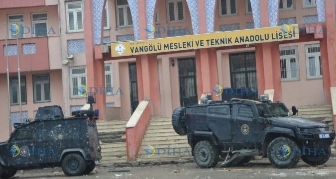 İç Güvenlik Paketi Van’da Etkisini Gösterdi: Polis Okul Bastı, 14 Öğrenci Yaralı!