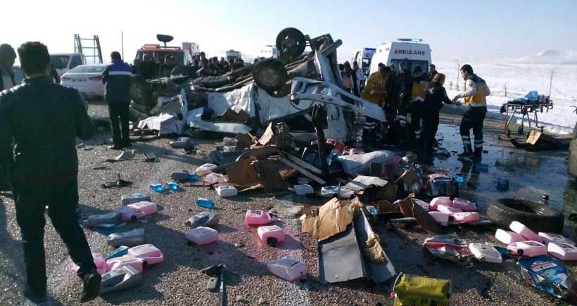 Öğrencileri Taşıyan Minibüs Tırla Çarpıştı: 11 Ölü