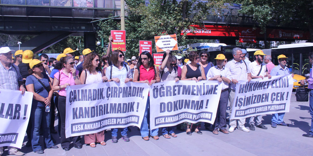 Kamuda Yaşanan Hukuksuz İhraçlar ve Açığa Almalarla İlgili Milli Eğitim Bakanlığı Önünde Oturma Eylemi Yapıldı