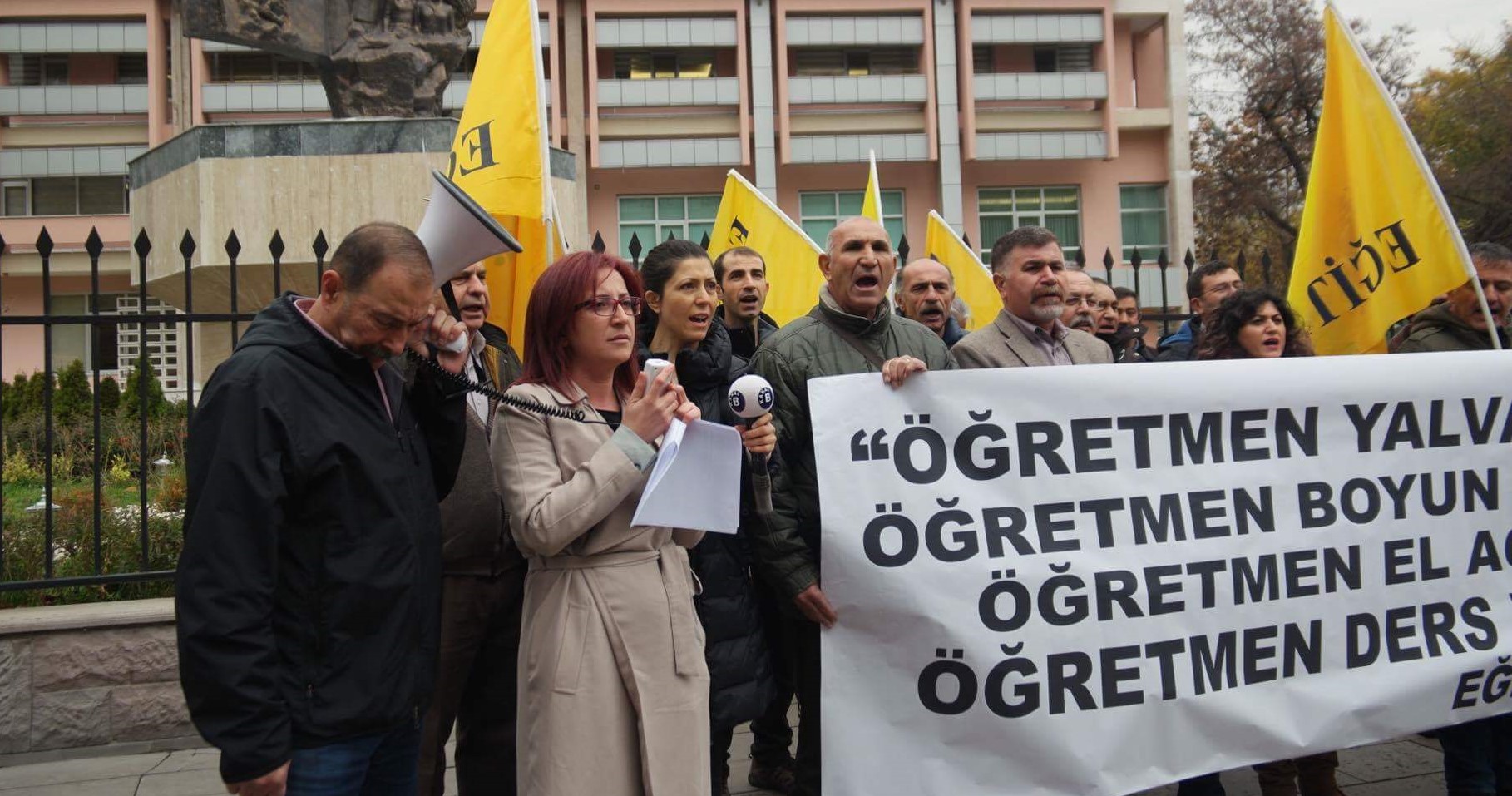 24 Kasım'ın Tek Sahici Yanı, Öğrencilerimizin Gözlerimizin İçine Sevinçle Bakabilmesidir!