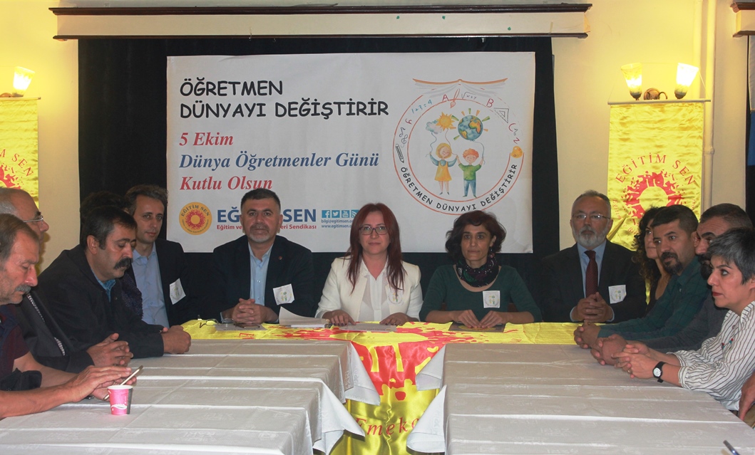 5 Ekim Dünya Öğretmenler Günü’nü 'Öğretmen Dünyayı Değiştirir!' Kampanyamızla, ‘Birlikte Başarabiliriz’ Çağrısıyla Karşılıyoruz!