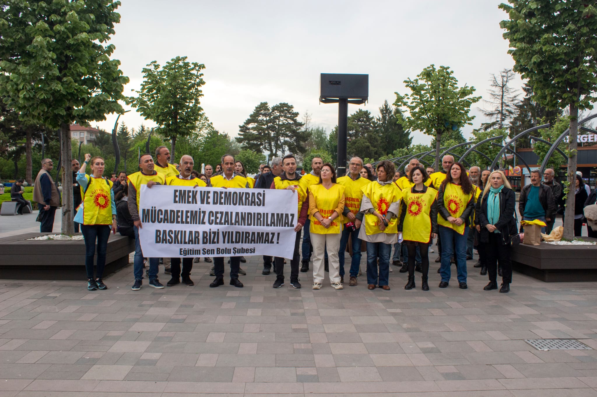 Bolu Şubemizin Yürütme Kurulu Üyeleri, “Geziyi Savunuyoruz” Dedikleri İçin Cezalandırılıyor!