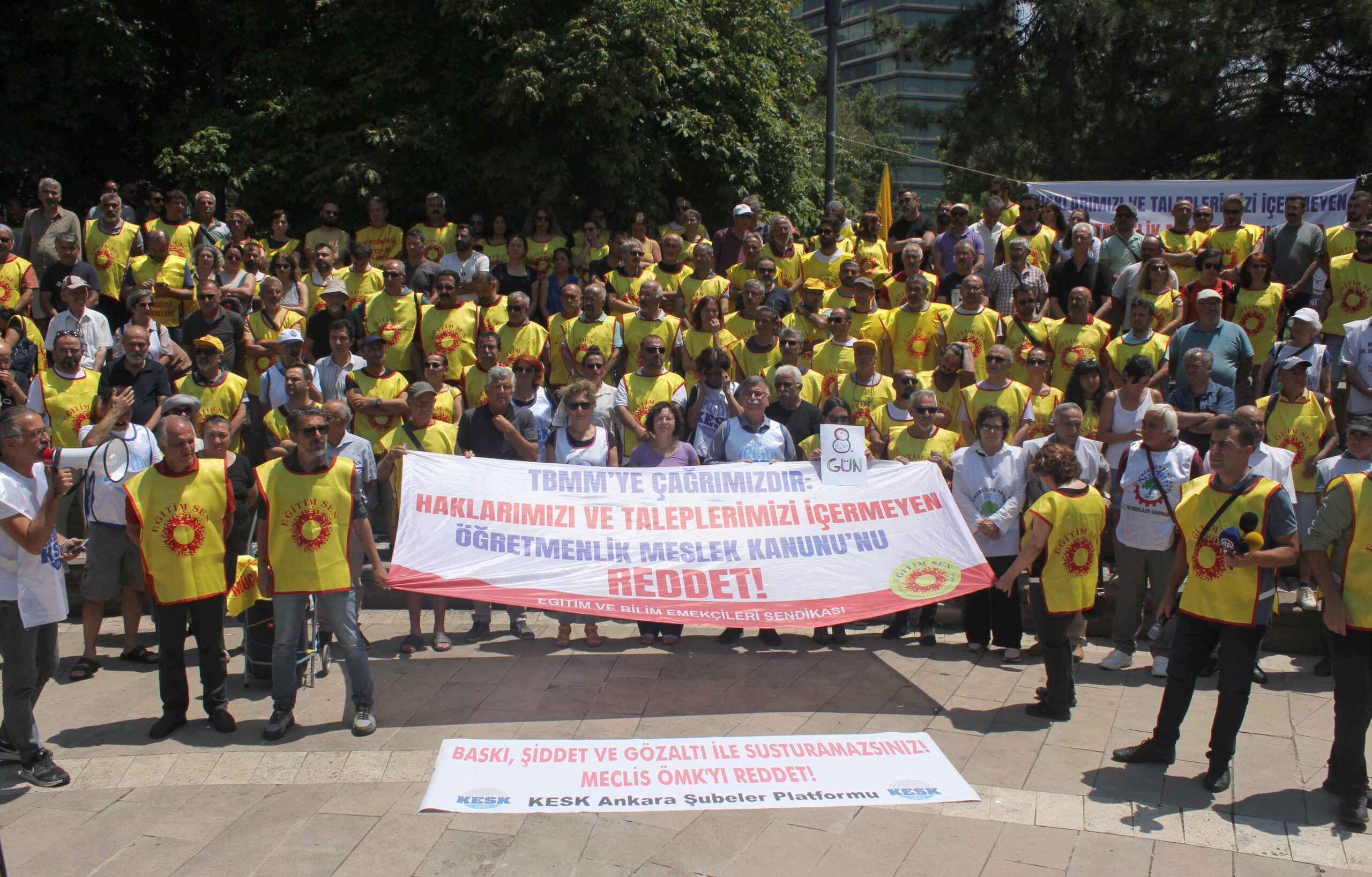 Polis Şiddeti ve Zorbalığa Rağmen Haklarımıza ve Taleplerimize Sahip Çıkmaya Devam Edeceğiz!