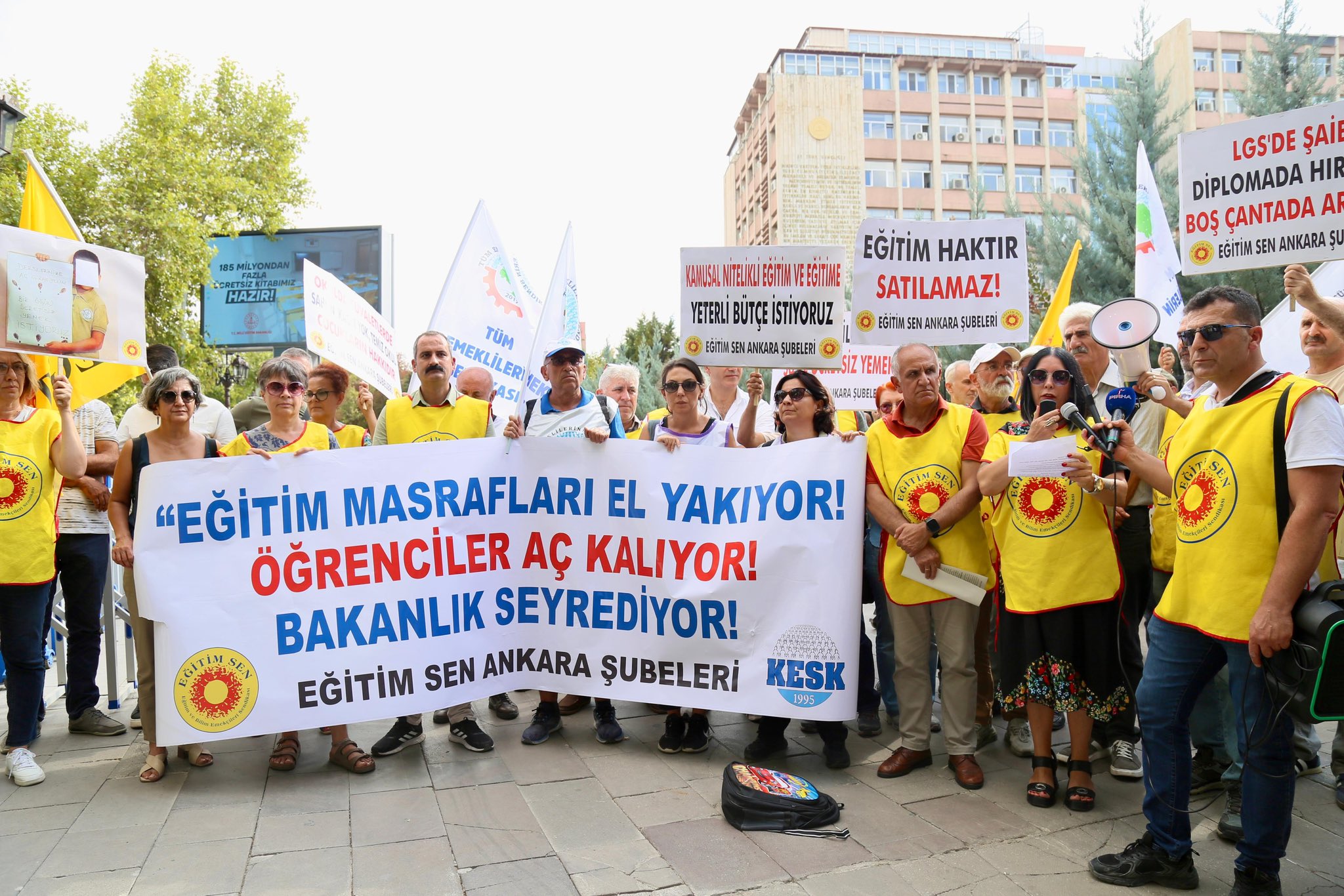 Okul ve Kırtasiye Masrafları Velilerin Sırtına Yıkılamaz!